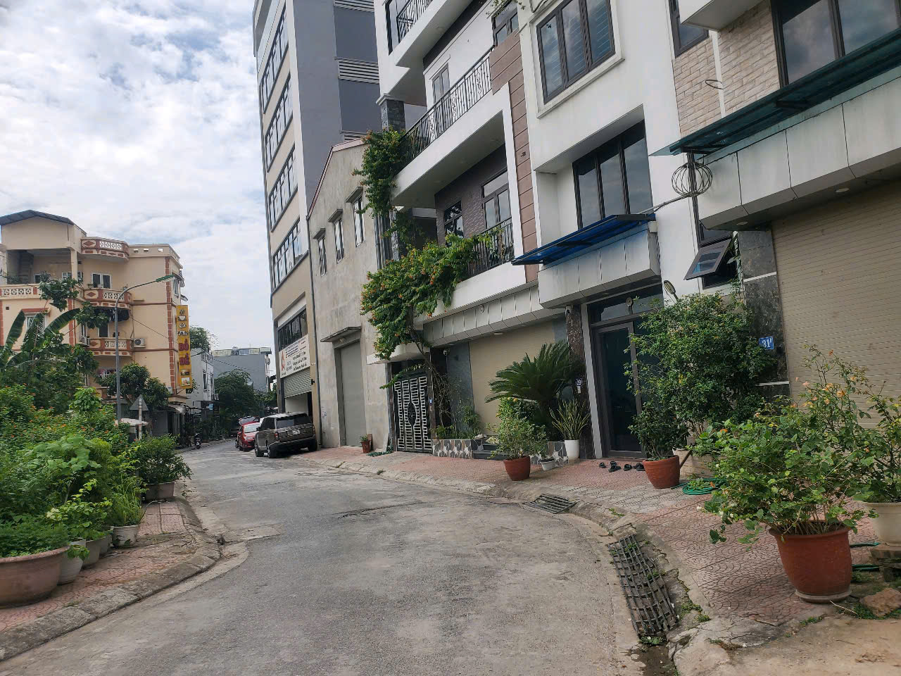 Bán nhà Vườn Hồ 1,Cự Khối 3 tầng,43m vỉa hè,oto tránh nhỉnh 8 tỷ - Ảnh 1